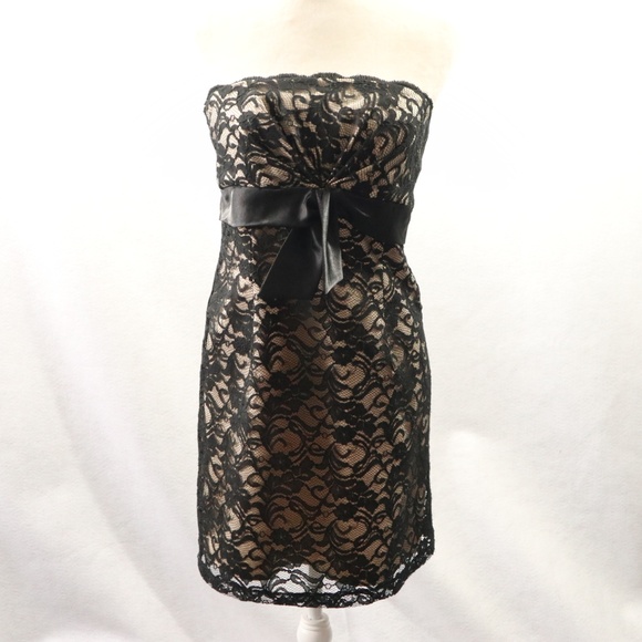 White House Black Market Dresses & Skirts - WHBM LACE DRESS Strapless Lined Sz S